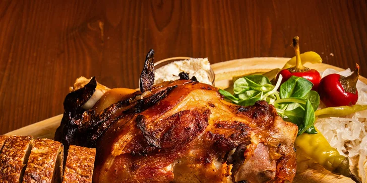 Pečená vepřová BBQ žebra nebo koleno s přílohami a chlebem