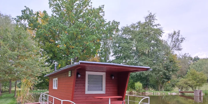 Hausbót Pohodička na rybníčku: pobyt s rybolovem i projížďkami na loďce