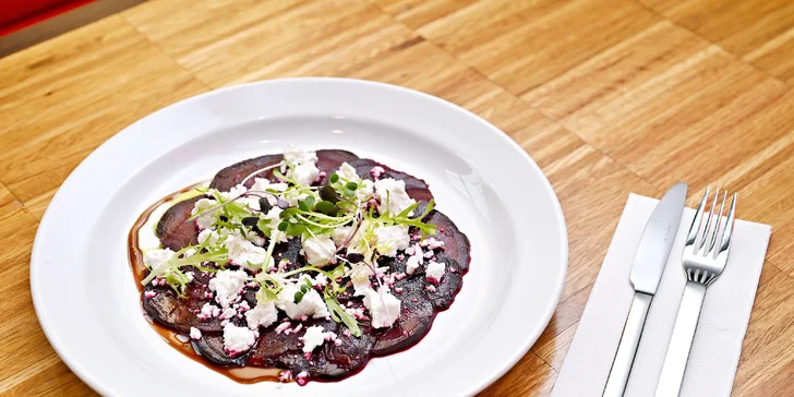 Tříchodové menu pro dvě osoby: carpaccio, hovězí líčka i dezert ze zmrzliny