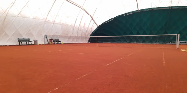 Hodina tenisu na kurtu v hale s profesionálním trenérem pro 1 osobu