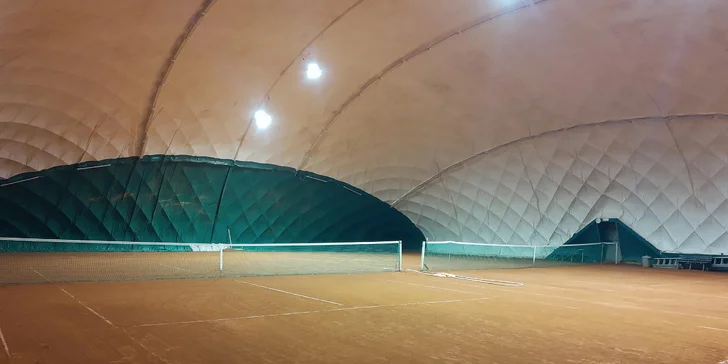 Hodina tenisu na kurtu v hale s profesionálním trenérem pro 1 osobu