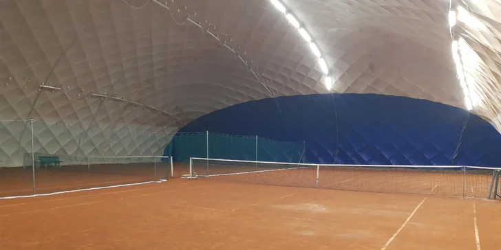 Hodina tenisu na kurtu v hale s profesionálním trenérem pro 1 osobu