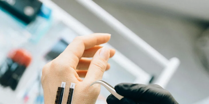 Zajistěte si výrazný pohled bez líčidel: prodloužení řas objemovou metodou či řasa na řasu