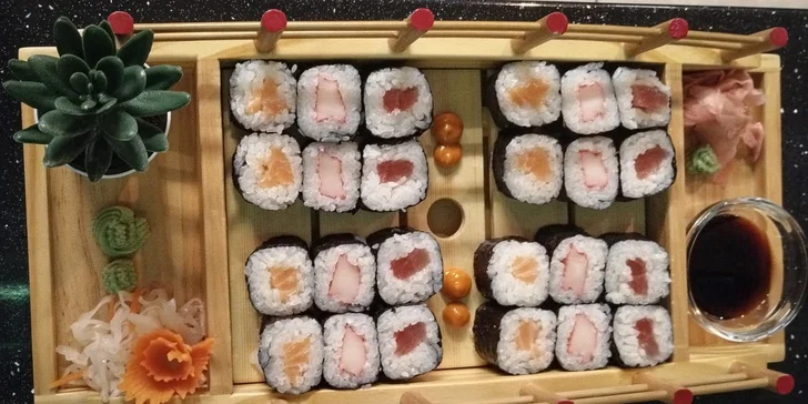 Sushi sety dle výběru v nově otevřené fusion restauraci: 24 až 50 maki a nigiri