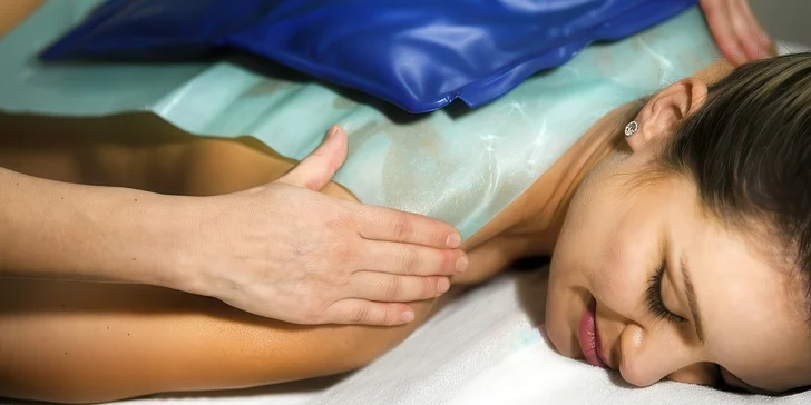 Hřejivý obklad s ájurvedskými bylinami, masáž zad a šíje nebo zábal pro 1 osobu