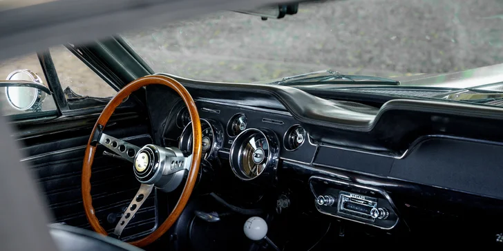 Jízda zpátky časem: spolujízda či půjčení Mustangu Eleanor z roku 1967, V8, výfuky Magnaflow