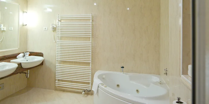 Julské Alpy: hotel Kompas**** u sjezdovky, třídenní skipas, polopenze i vstup do vodního parku