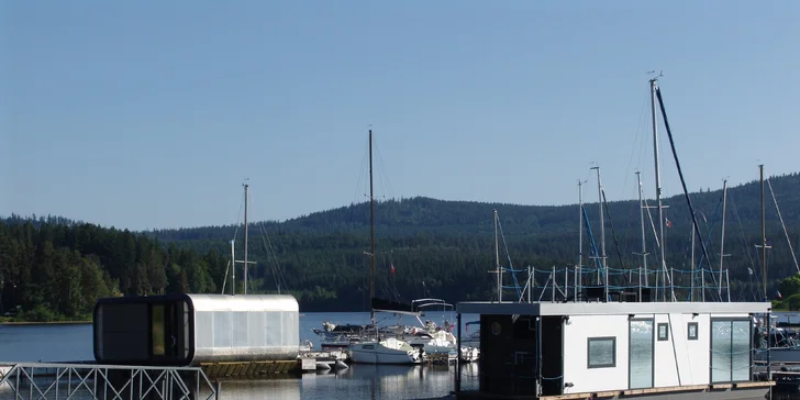 Netradiční pobyt v moderním hausbótu v zátoce na Lipně až pro 3 osoby