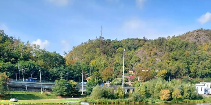 Zažijte přívoz jinak: hodinová plavba po Vltavě z Úholiček až pro 10 osob