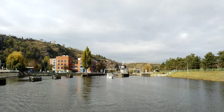 Zažijte přívoz jinak: hodinová plavba po Vltavě z Úholiček až pro 10 osob