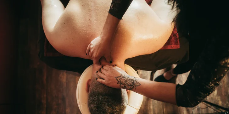 Hodina božské relaxace pro pár: tajemná masáž, klasická či Lomi Lomi