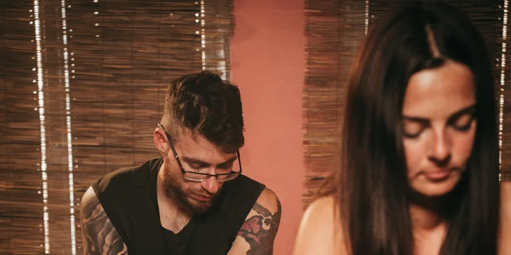 Hodina božské relaxace pro pár: tajemná masáž, klasická či Lomi Lomi