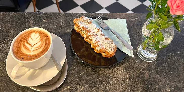 Zákusek a káva podle výběru v Rožmberku nad Vltavou pro 1 či 2 osoby