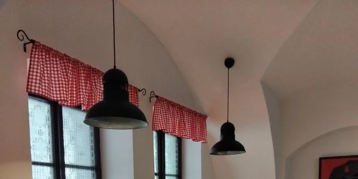 Pomalu pečená Chacharova kolena s hořčicí a křenem i plzní na spláchnutí