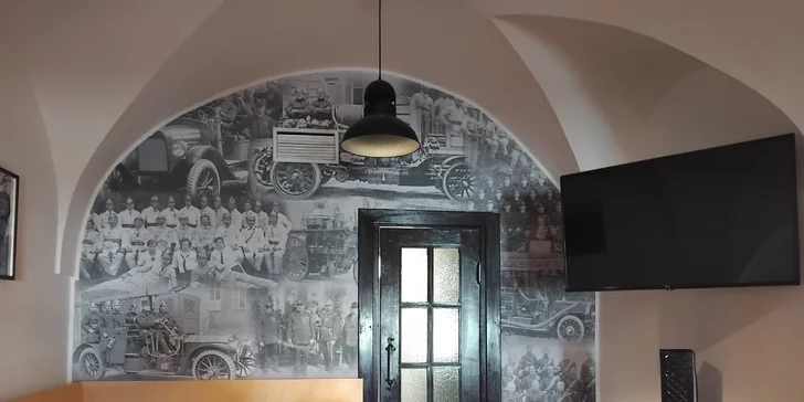 Pomalu pečená Chacharova kolena s hořčicí a křenem i plzní na spláchnutí