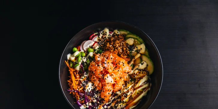 Havajský poke bowl podle výběru ze 3 druhů a bubble tea na odnos s sebou