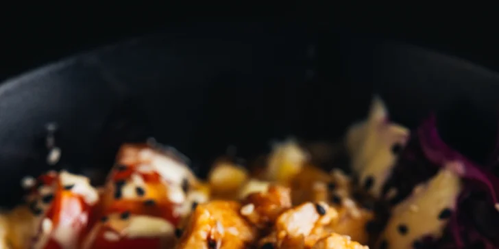 Havajský poke bowl podle výběru ze 3 druhů a bubble tea na odnos s sebou