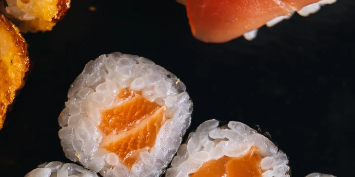 Pestré sety 18–78 ks sushi s lososem, tuňákem či zeleninou vč. bubble tea na odnos s sebou