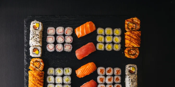 Pestré sety 18–78 ks sushi s lososem, tuňákem či zeleninou vč. bubble tea na odnos s sebou