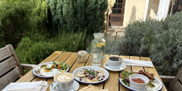 Snídaně pro 1 nebo 2 osoby v kavárně na Vyšehradě: farmářské dobroty, káva v ceně