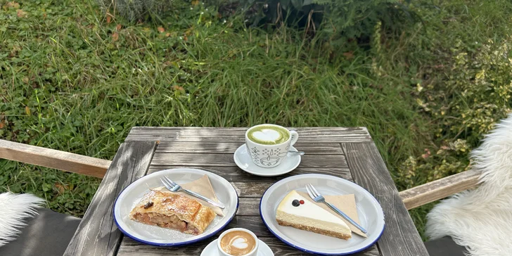 Vyrazte za dobrotou: dezert a nápoj pro 1 či 2 osoby v Bystro Cafe