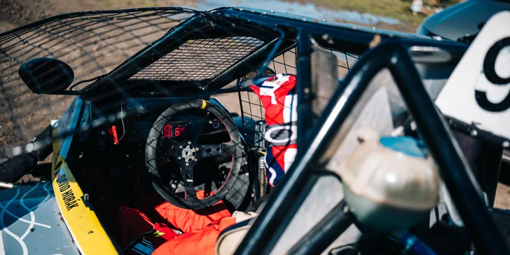 Jízda ve speciální závodní buggy Kartcross na 4 tratích po celé ČR i s certifikátem, záznamem a občerstvením