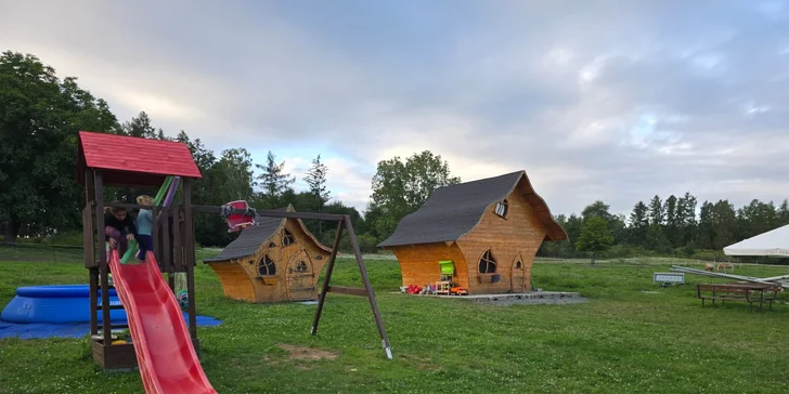 Procházka s lamou k zámku Dívčí Hrad: hodinový zážitek pro 2-4 osoby