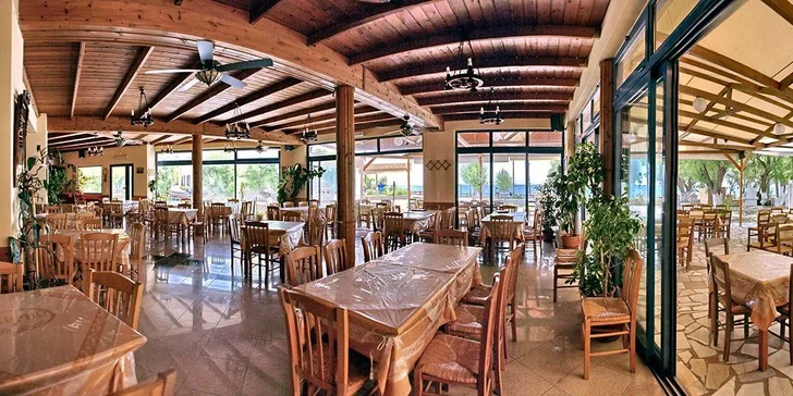 Dovolená na ostrově Lesbos: 3* apartmány u pláže, polopenze i letenky