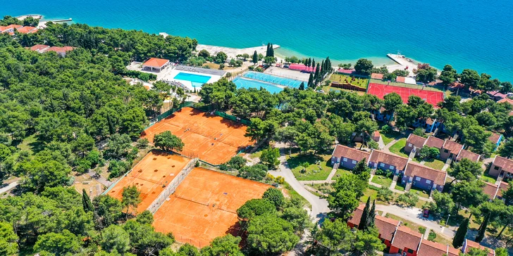 Pohoda a klid na Jadranu: rodinné apartmány kousek od pláže, bazény, v létě animace