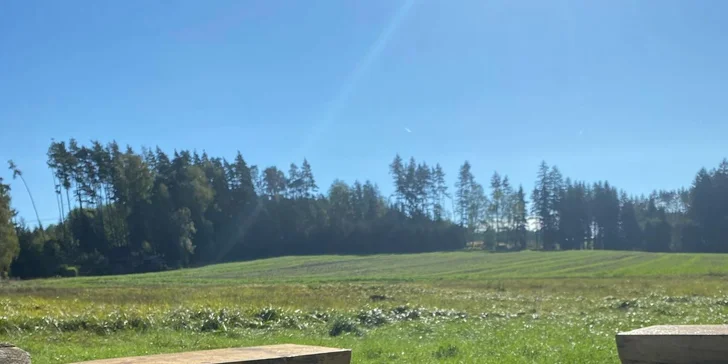 Samota a klid přímo u rybníka v posedu na Vysočině: minimalistický design a vůně dřeva