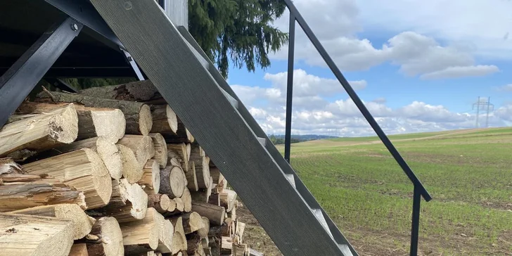 Samota a klid přímo u rybníka v posedu na Vysočině: minimalistický design a vůně dřeva