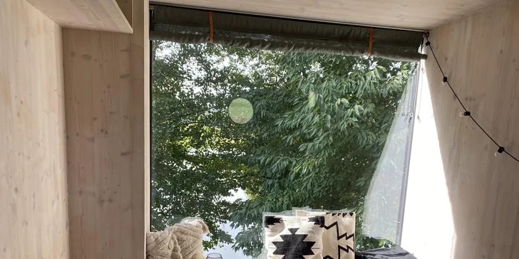 Samota a klid přímo u rybníka v posedu na Vysočině: minimalistický design a vůně dřeva