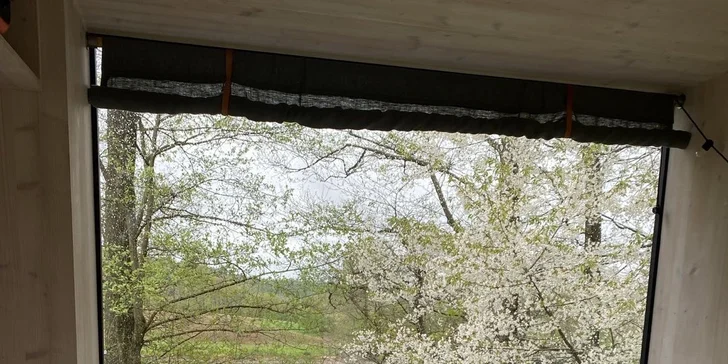 Samota a klid přímo u rybníka v posedu na Vysočině: minimalistický design a vůně dřeva