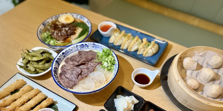 Asijské menu plné chutí pro 2 osoby: smažené krevety, gyoza, knedlíčky a ramen dle výběru