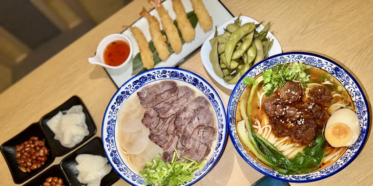 Asijské menu plné chutí pro 2 osoby: smažené krevety, gyoza, knedlíčky a ramen dle výběru