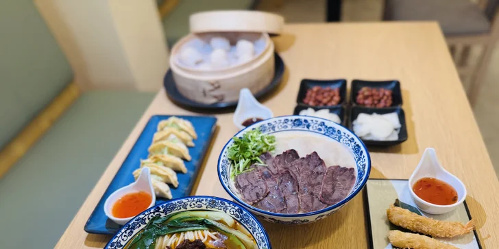 Asijské menu plné chutí pro 2 osoby: smažené krevety, gyoza, knedlíčky a ramen dle výběru