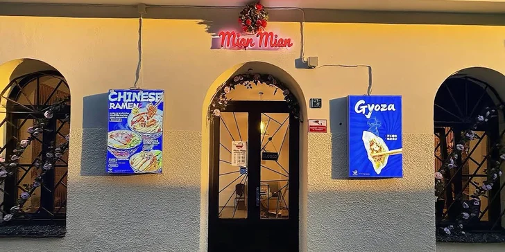 Asijské menu plné chutí pro 2 osoby: smažené krevety, gyoza, knedlíčky a ramen dle výběru