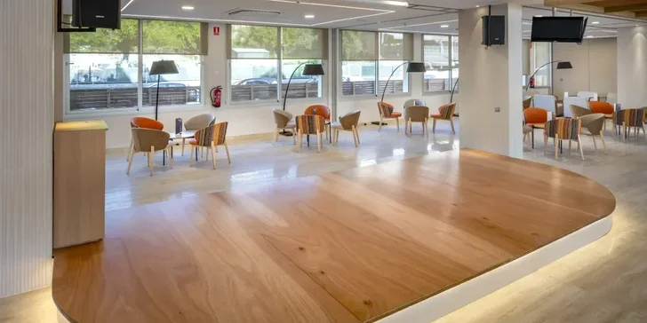 Letecky do Španělska: 4* hotel GHT Oasis Tossa, polopenze, bazén i animační programy