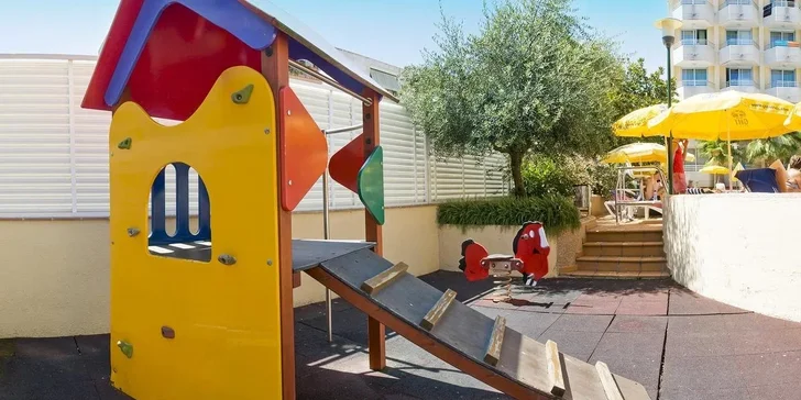 Letecky do Španělska: 4* hotel GHT Oasis Tossa, polopenze, bazén i animační programy