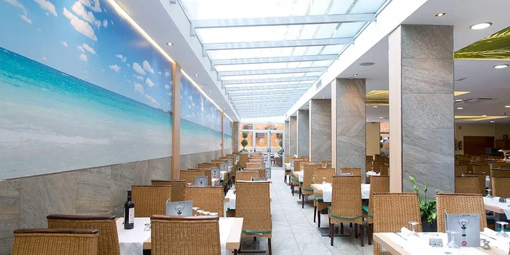 Letecky do Španělska: 4* hotel GHT Oasis Tossa, polopenze, bazén i animační programy