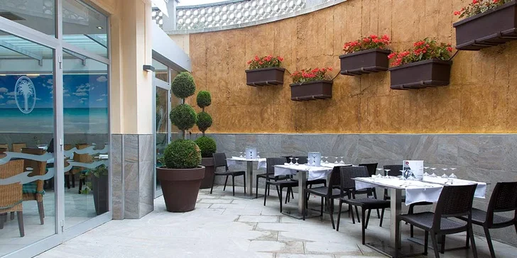 Letecky do Španělska: 4* hotel GHT Oasis Tossa, polopenze, bazén i animační programy