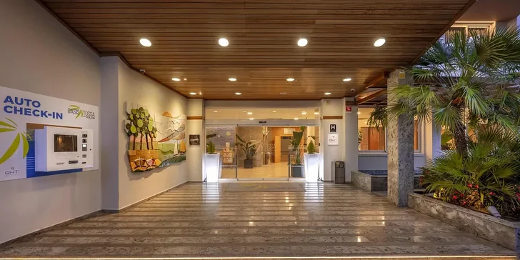 Letecky do Španělska: 4* hotel GHT Oasis Tossa, polopenze, bazén i animační programy