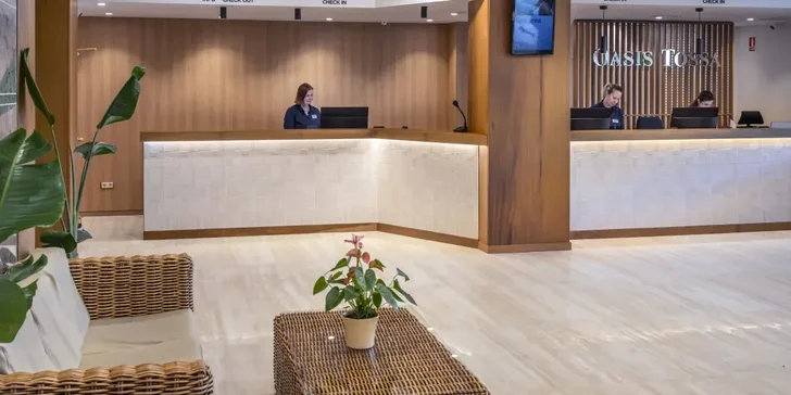 Letecky do Španělska: 4* hotel GHT Oasis Tossa, polopenze, bazén i animační programy