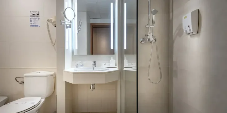 Letecky do Španělska: 4* hotel GHT Oasis Tossa, polopenze, bazén i animační programy