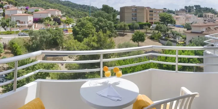 Letecky do Španělska: 4* hotel GHT Oasis Tossa, polopenze, bazén i animační programy