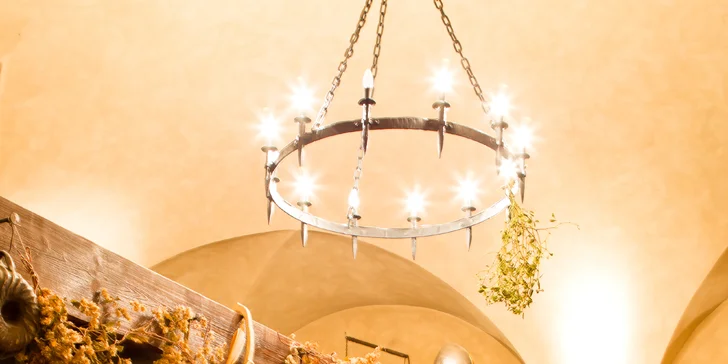 Pohádková romantika v Chateau Zbiroh: večeře v krčmě, wellness a prohlídka zámku