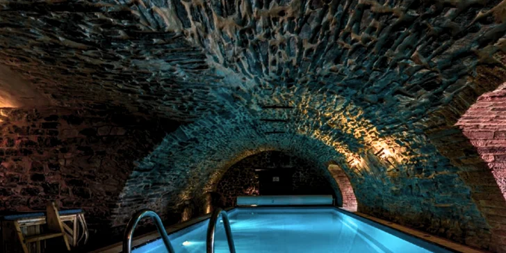 Pohádková romantika v Chateau Zbiroh: večeře v krčmě, wellness a prohlídka zámku