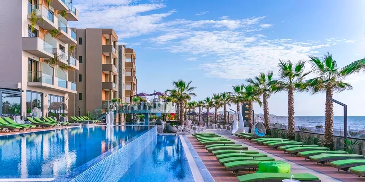 5* dovolená v Albánii: hotel Pinea přímo u moře, bazén, all inclusive a letenky