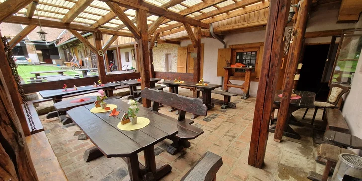 Dvě velké pizzy a jedna malá pizza podle výběru u krásného statku