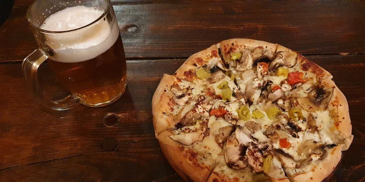 Dvě velké pizzy a jedna malá pizza podle výběru u krásného statku